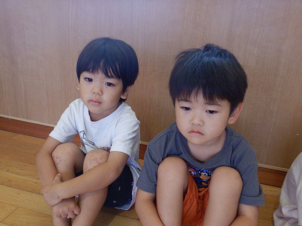 真剣に見る子ども