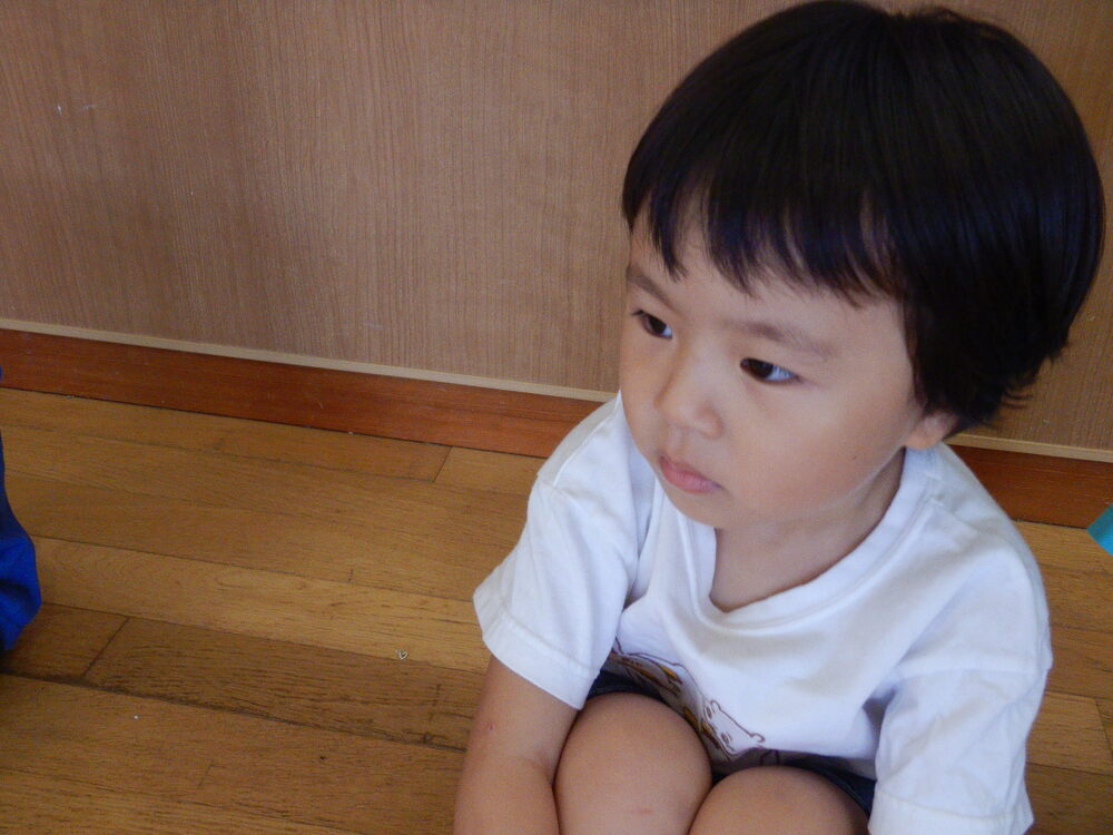 真剣に見る子ども