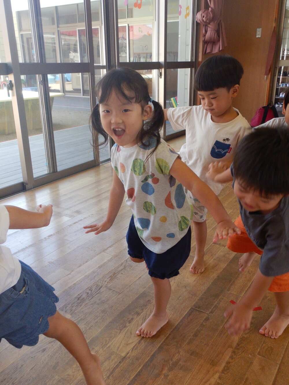 足を上げる子ども