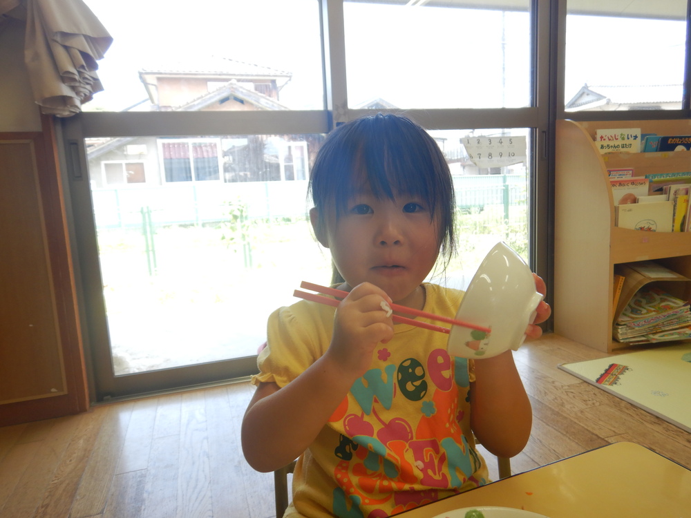 ご飯を食べる様子