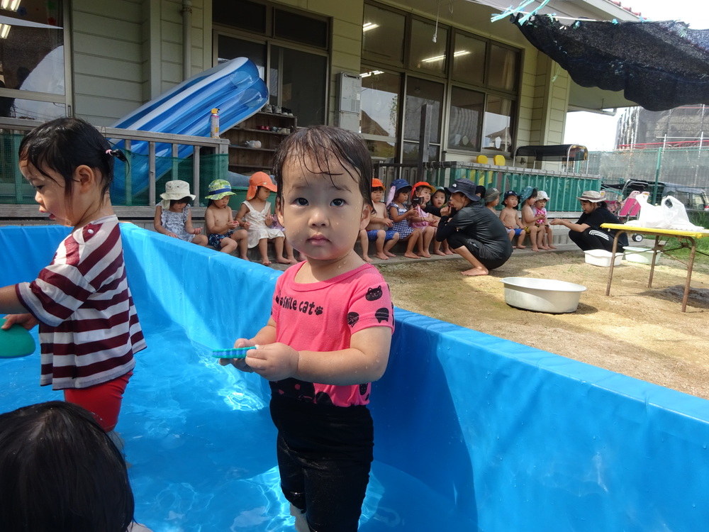 プール遊びをする子ども (1)