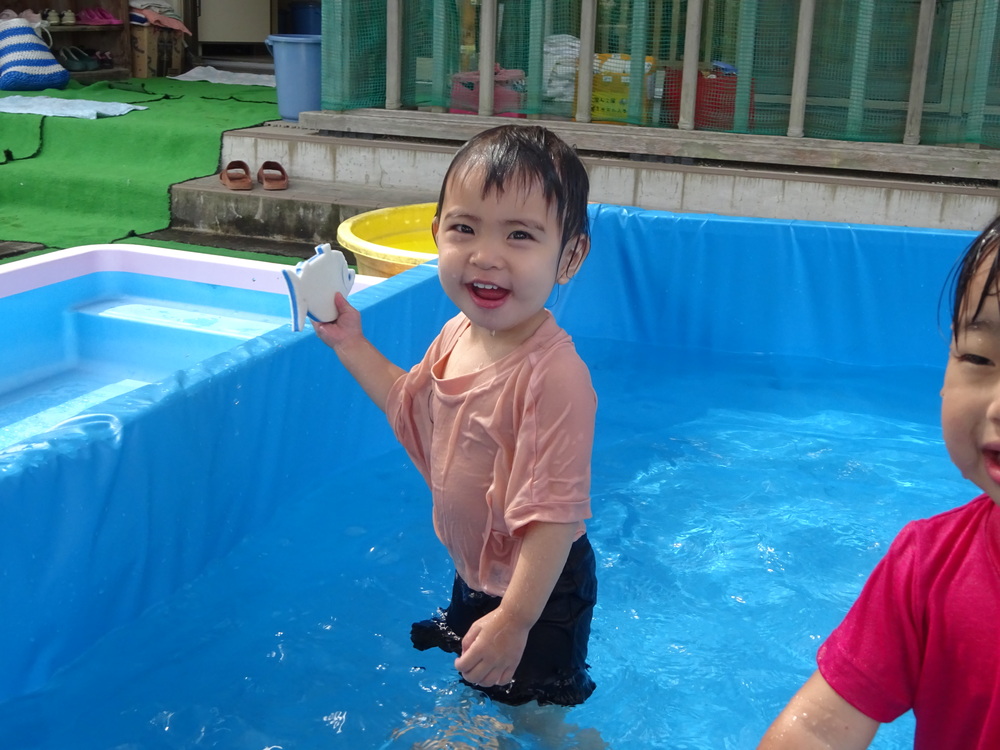プール遊びをする子ども (2)