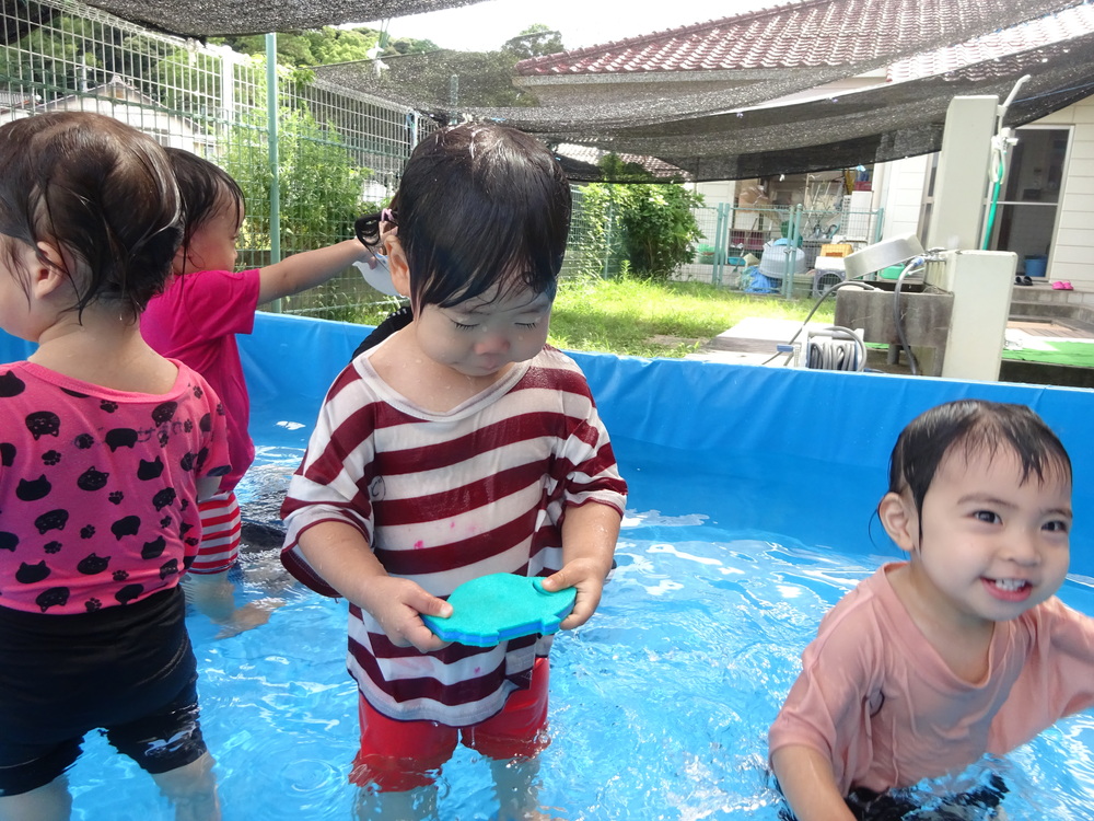 プール遊びをする子ども (3)