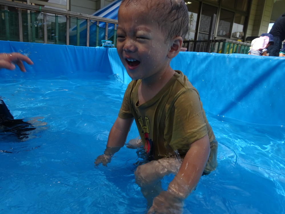 プール遊びをする子ども (6)
