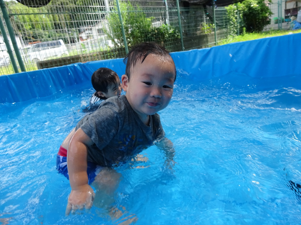 プール遊びをする子ども (7)