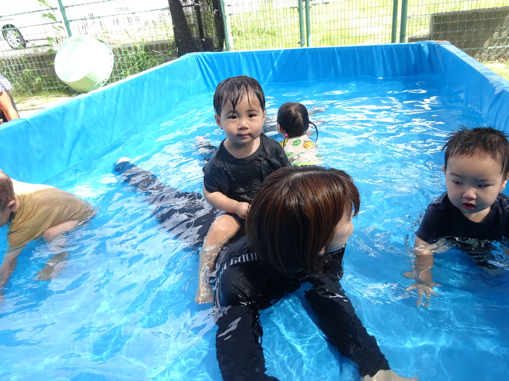 プール遊びをする子ども (8)