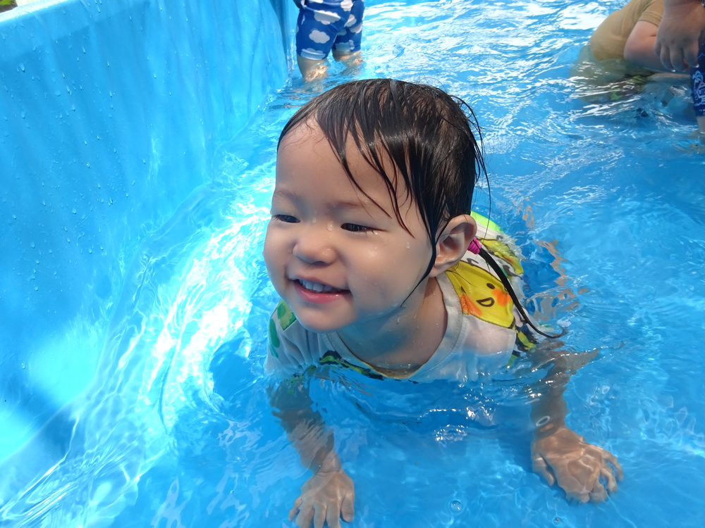 プール遊びをする子ども (9)