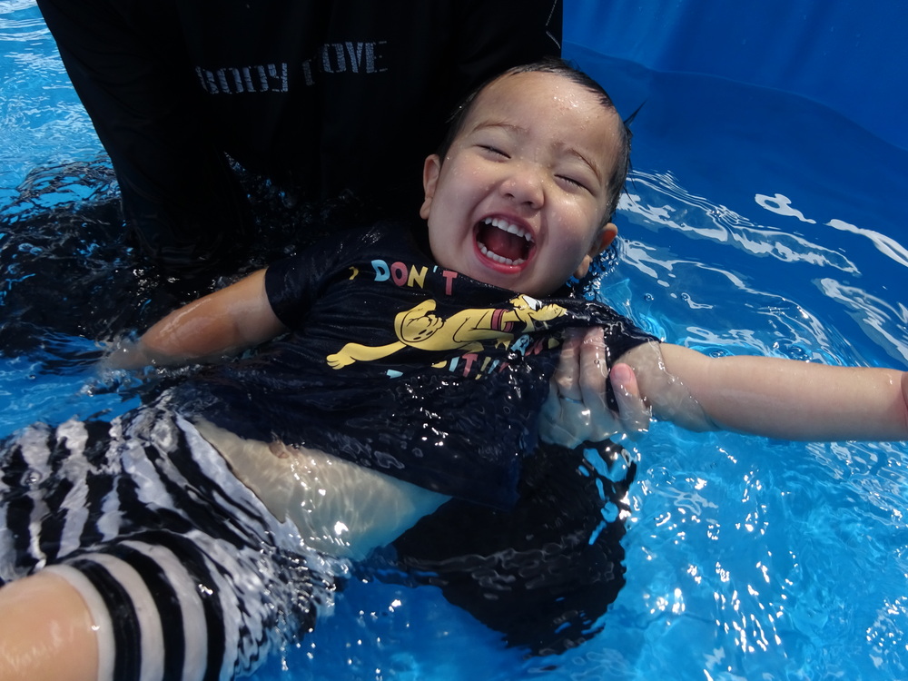 プール遊びをする子ども (10)