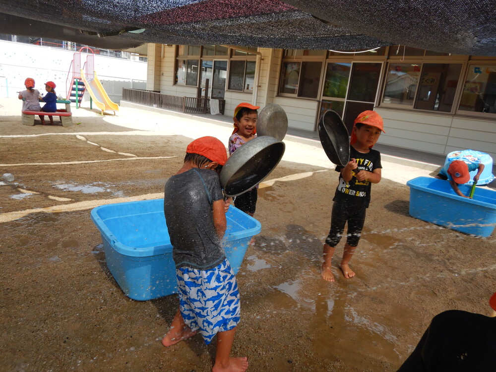 水のかけ合いをしている