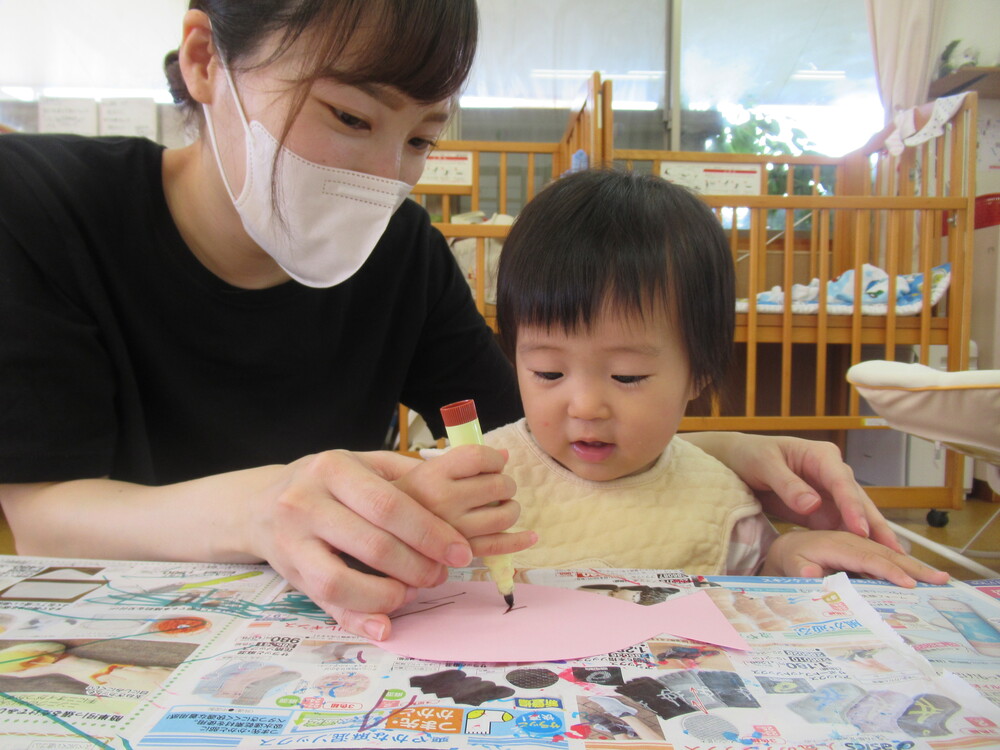 製作をする子ども (