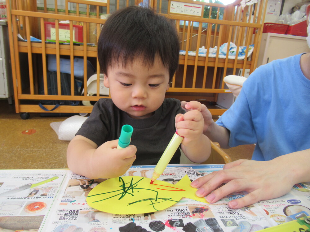 製作をする子ども 