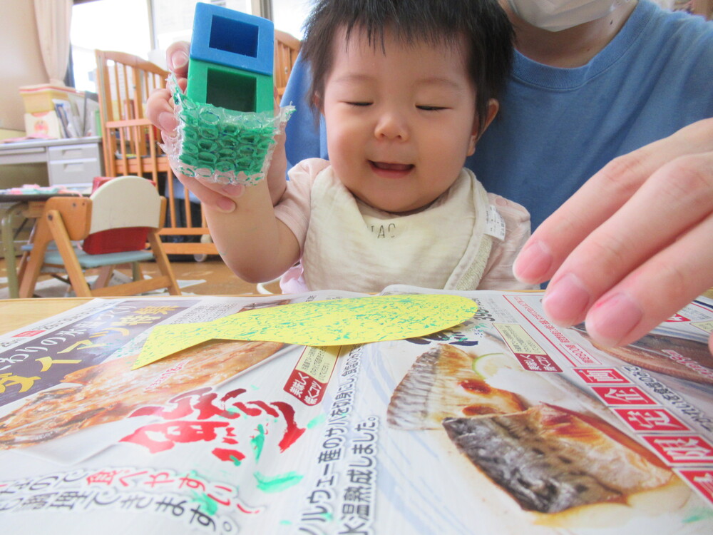 製作をする子ども 