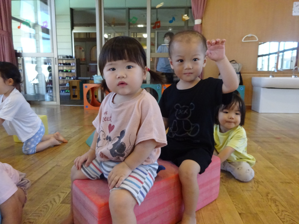 プラポイントで遊ぶ子ども (1)