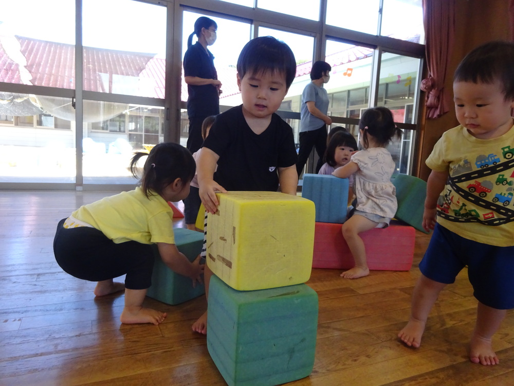 プラポイントで遊ぶ子ども (2)