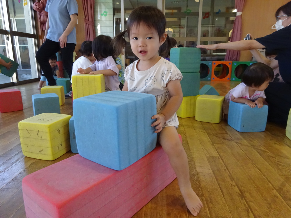 プラポイントで遊ぶ子ども (3)