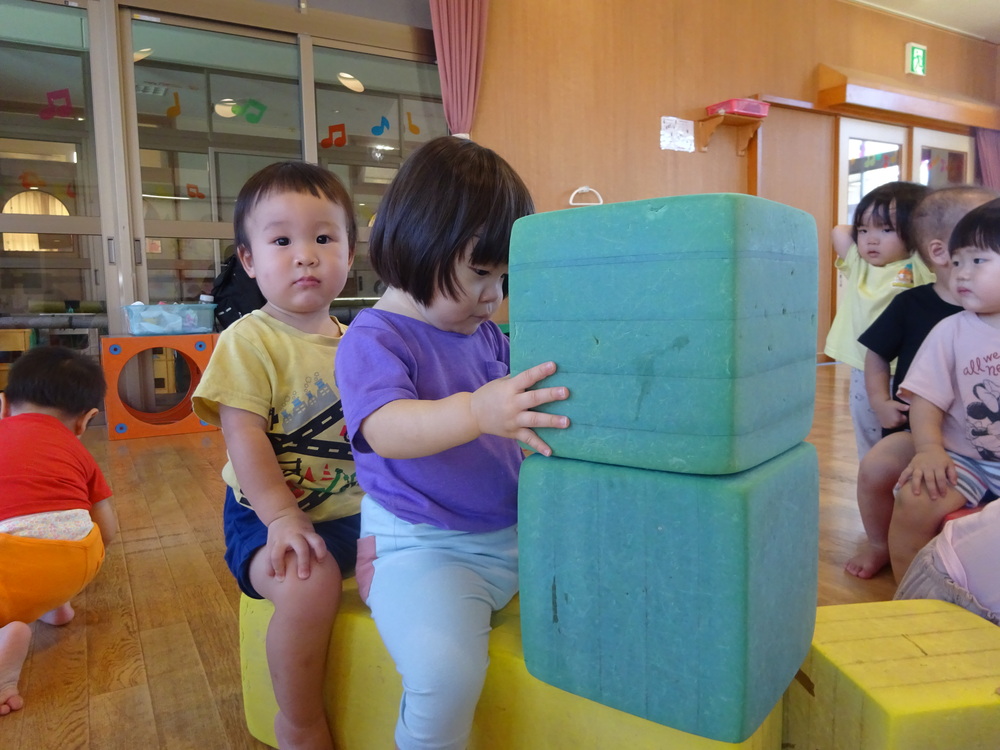 プラポイントで遊ぶ子ども (4)