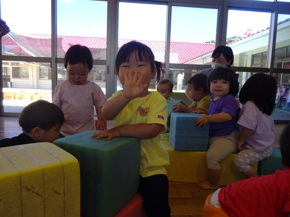 プラポイントで遊ぶ子ども (6)