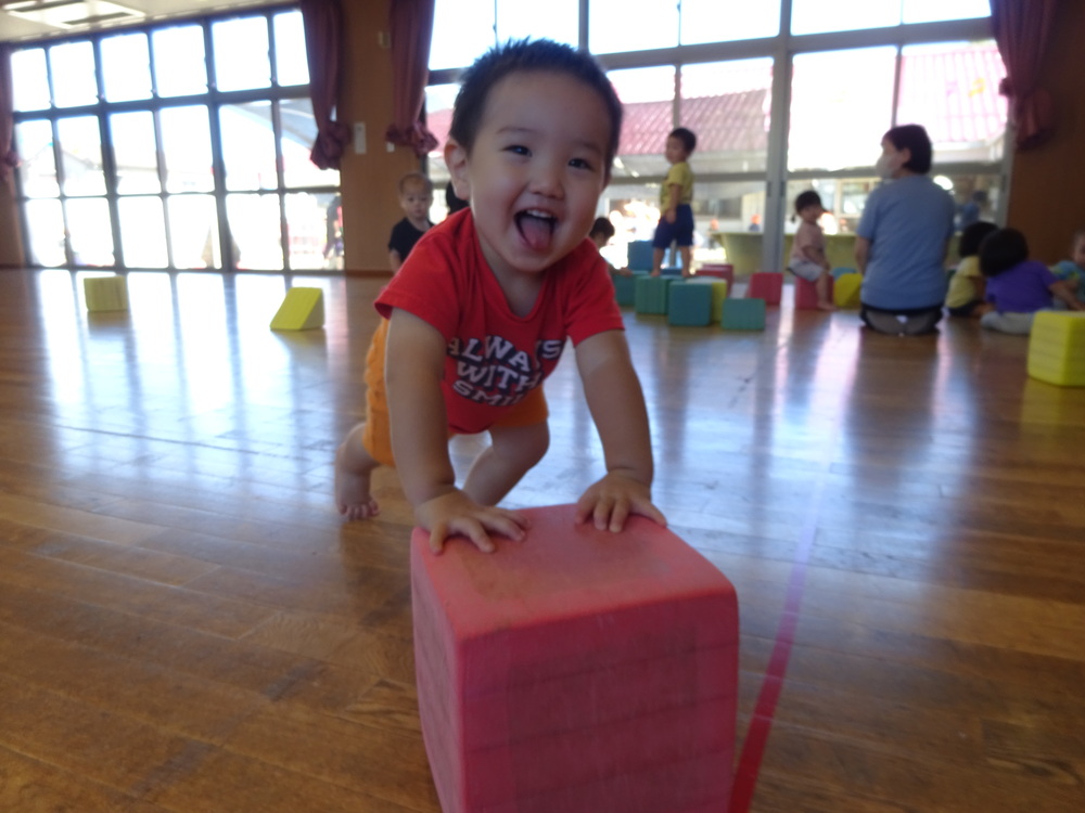 プラポイントで遊ぶ子ども (7)