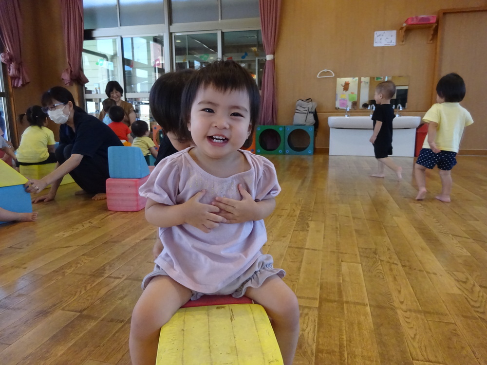 プラポイントで遊ぶ子ども (8)