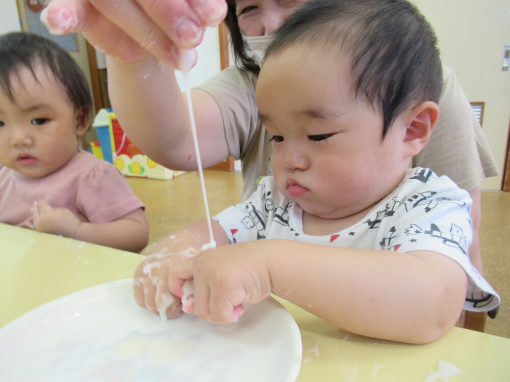 とろとろの片栗粉を触っている様子