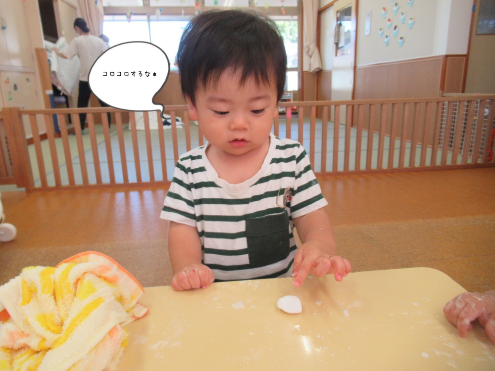 片栗粉粘土を触っている様子