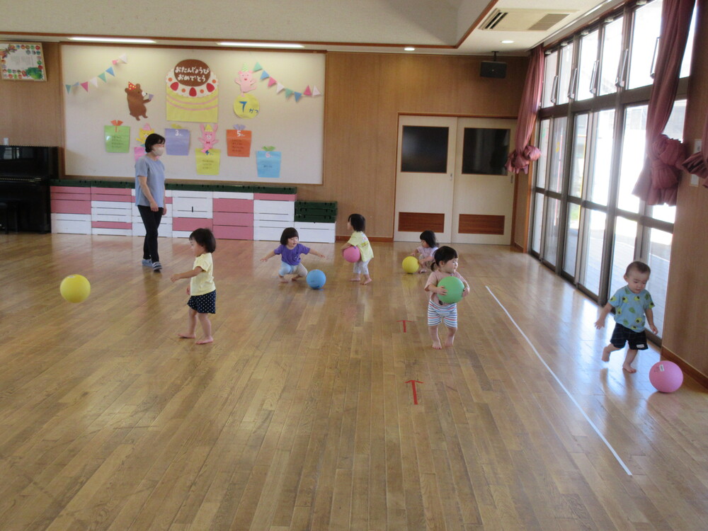 ボールで遊んでいる (1)