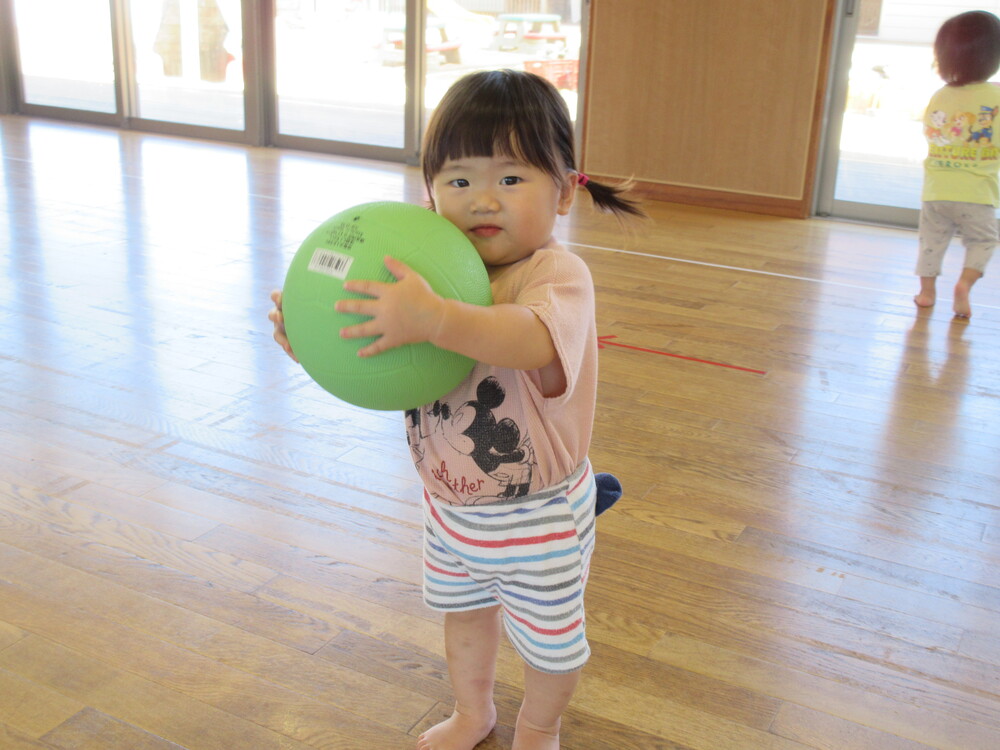 ボールで遊んでいる (3)