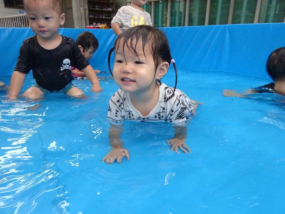 プールを楽しむ子ども (1)