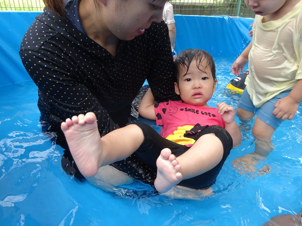 プールを楽しむ子ども (2)