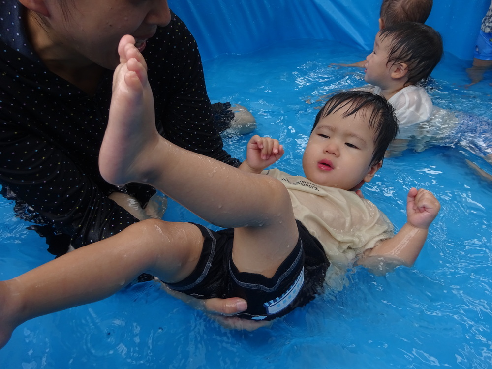 プールを楽しむ子ども (3)