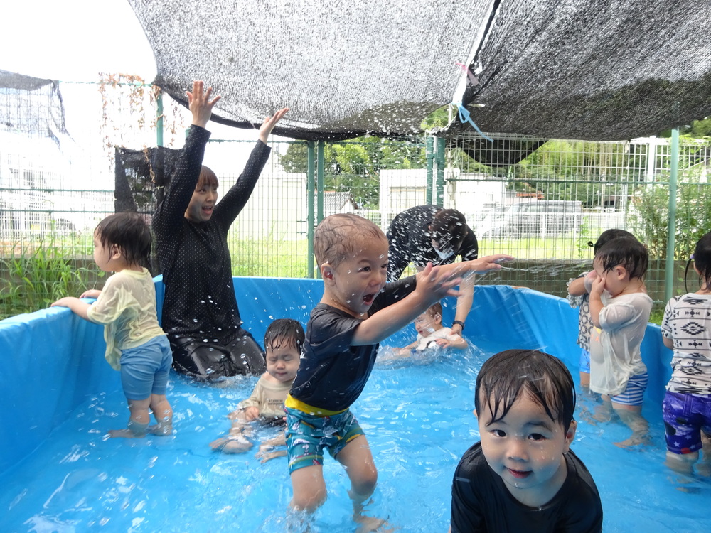 プールを楽しむ子ども (4)