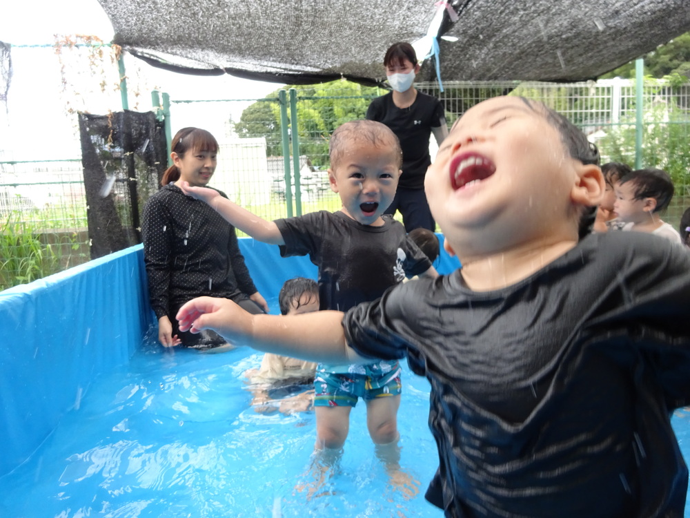 プールを楽しむ子ども (5)