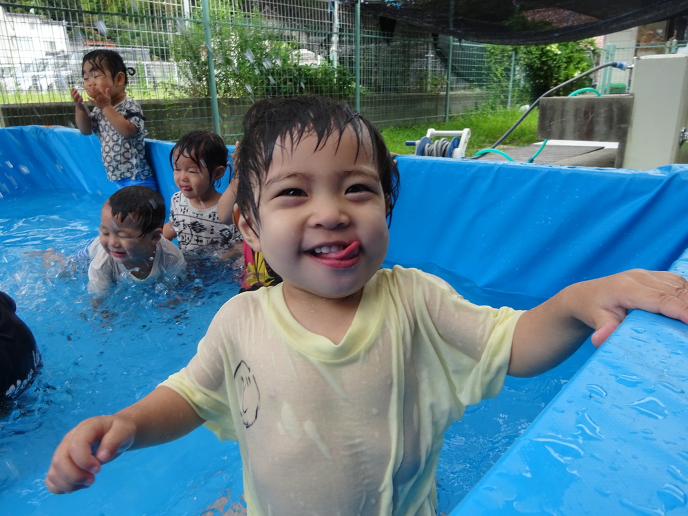 プールを楽しむ子ども (6)