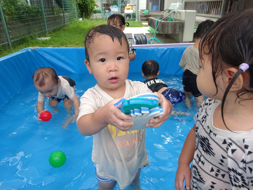 プールを楽しむ子ども (8)