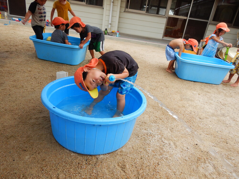 水鉄砲をしている