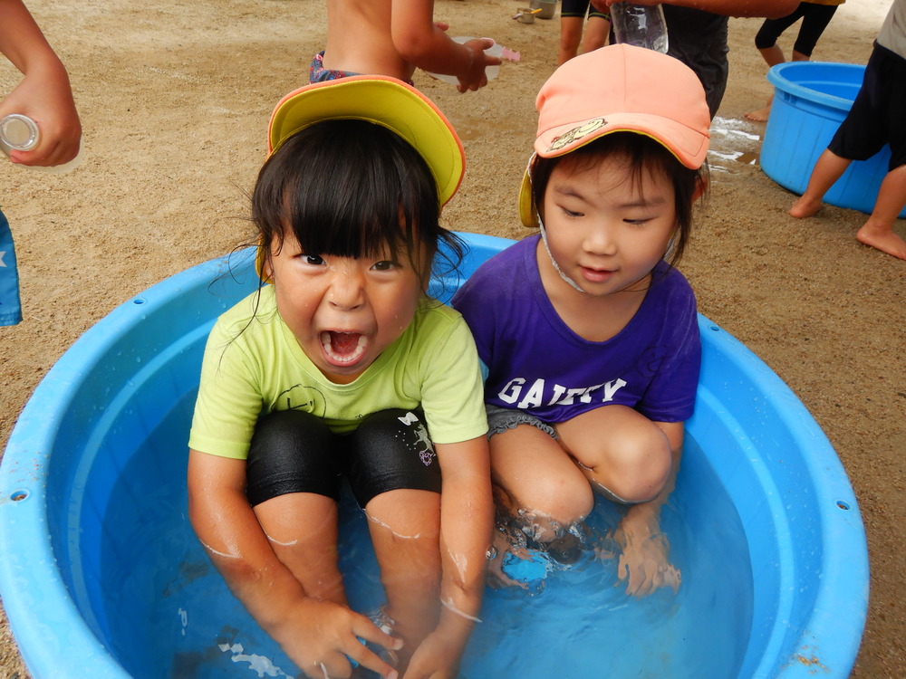 タライの中に入る子どもたち