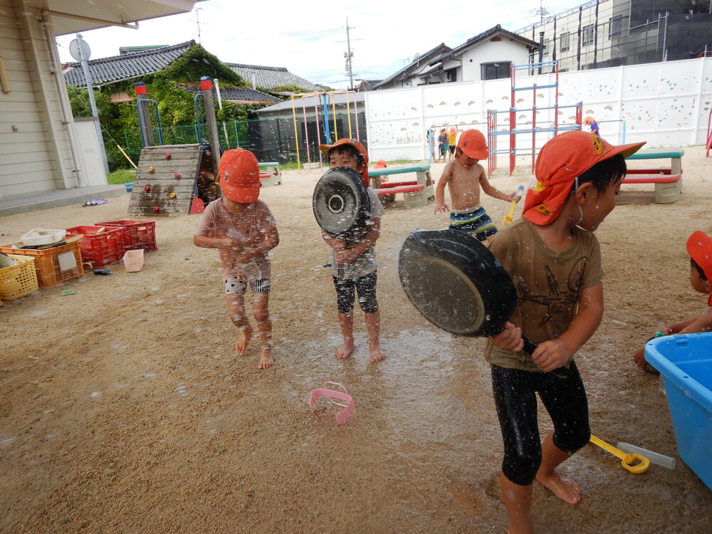 保育者と水のかけ合い