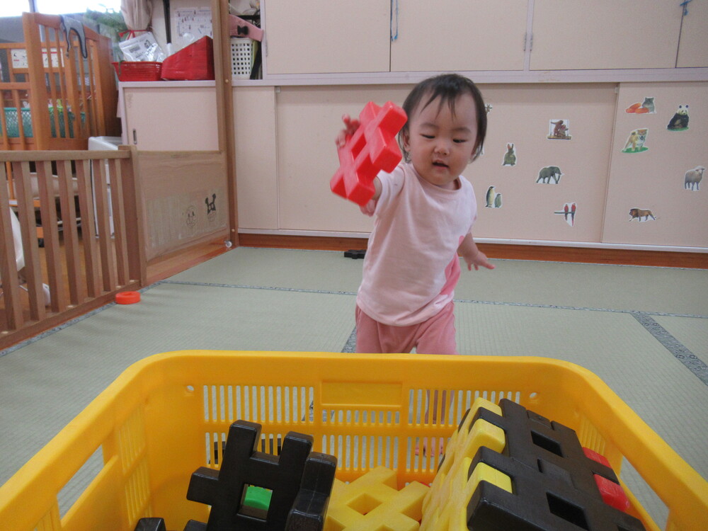 井形ブロックで遊ぶ子ども (6)