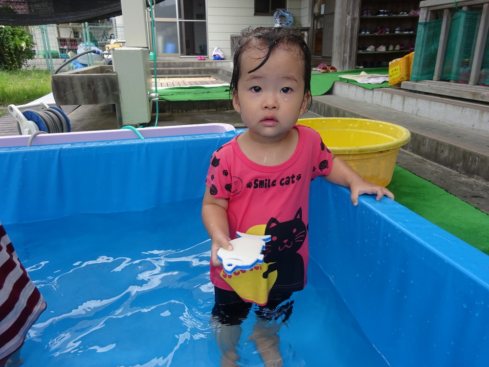 プール遊びをする子ども (1)
