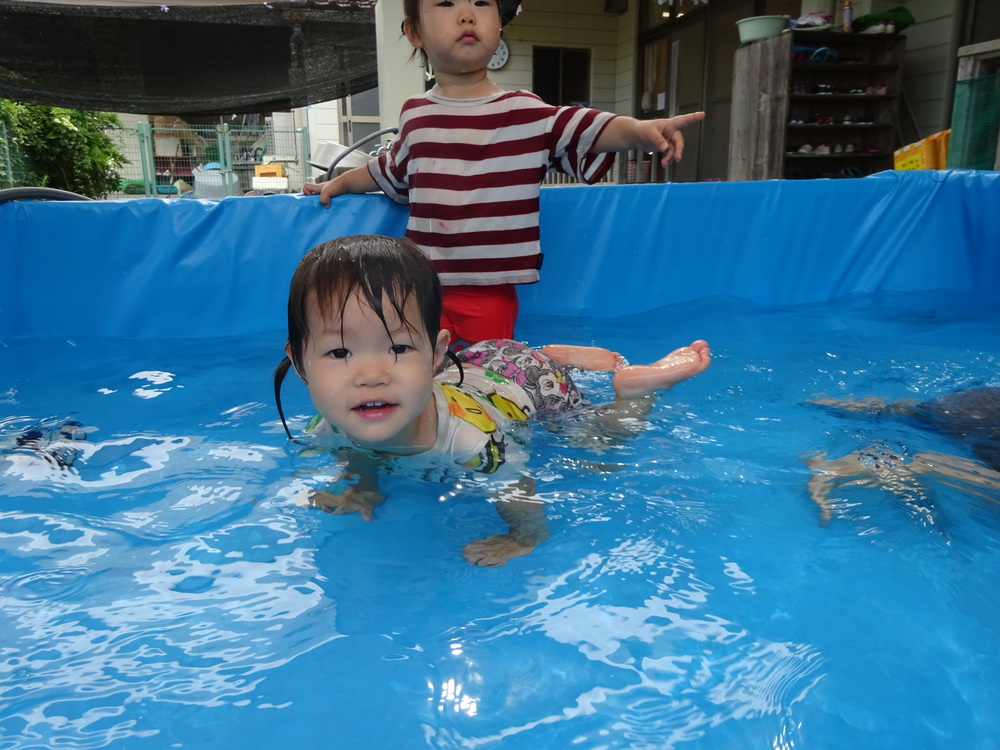 プール遊びをする子ども (2)