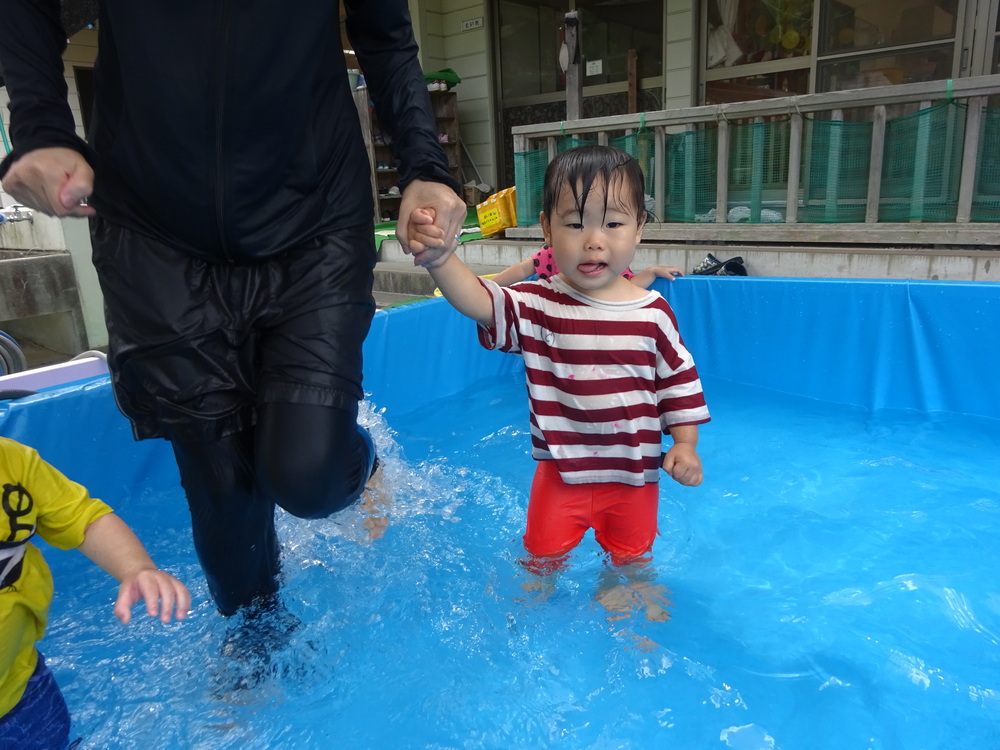 プール遊びをする子ども (4)