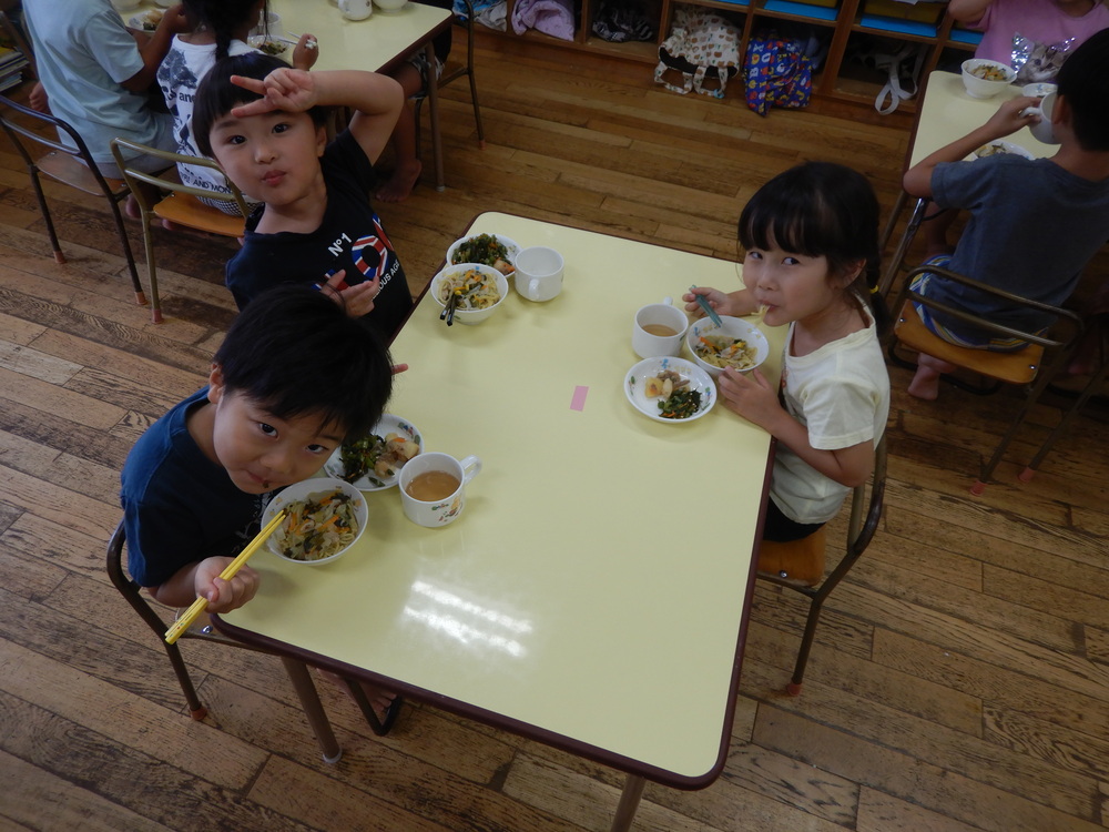 給食を食べる様子