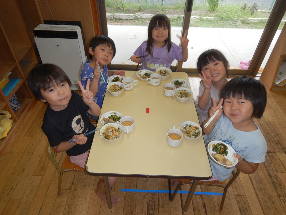 給食を食べる様子２