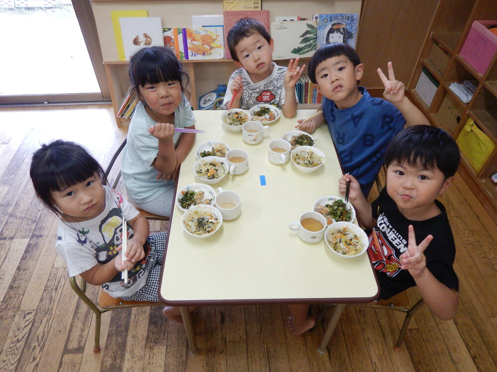 給食を食べる様子４