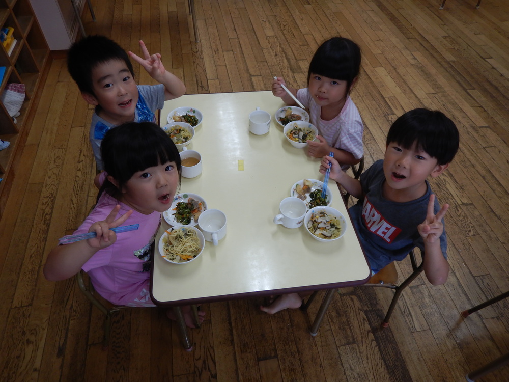 給食を食べる様子５