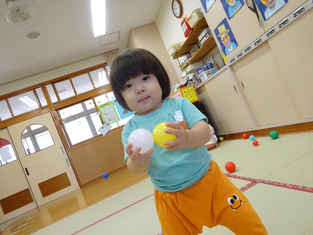 ボールで遊んでいる (3)