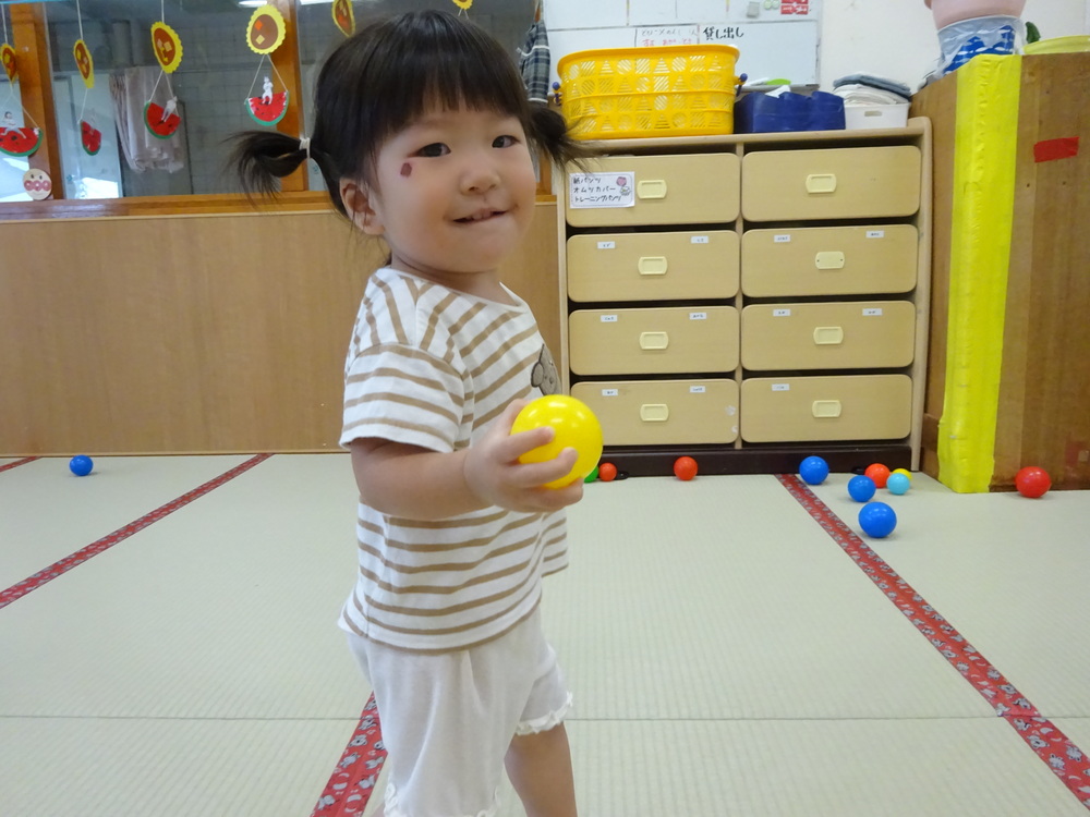 ボールで遊んでいる