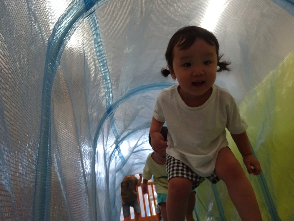 トンネルで遊ぶ子ども (1)