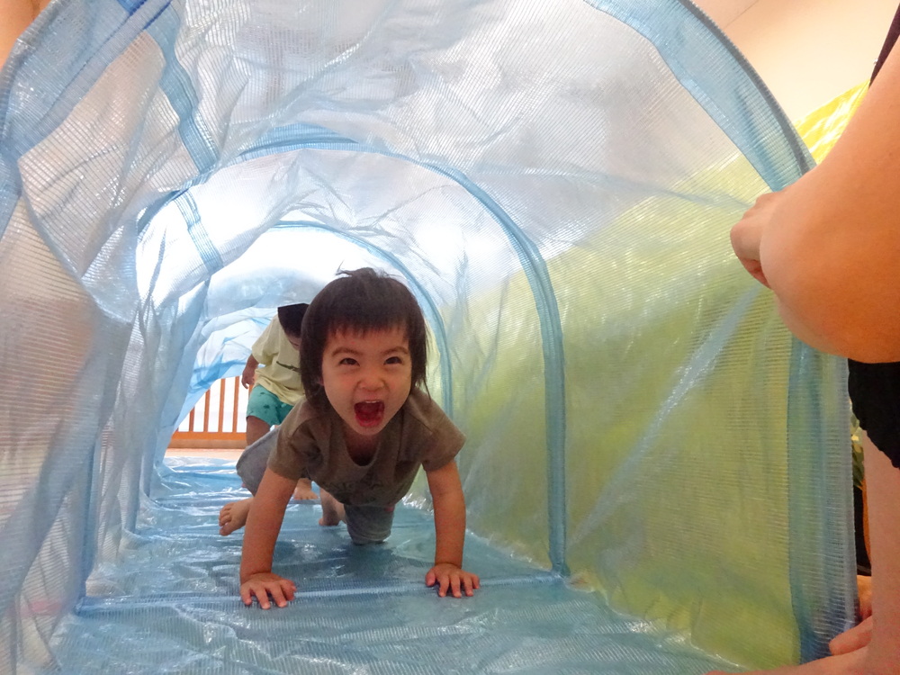 トンネルで遊ぶ子ども (2)