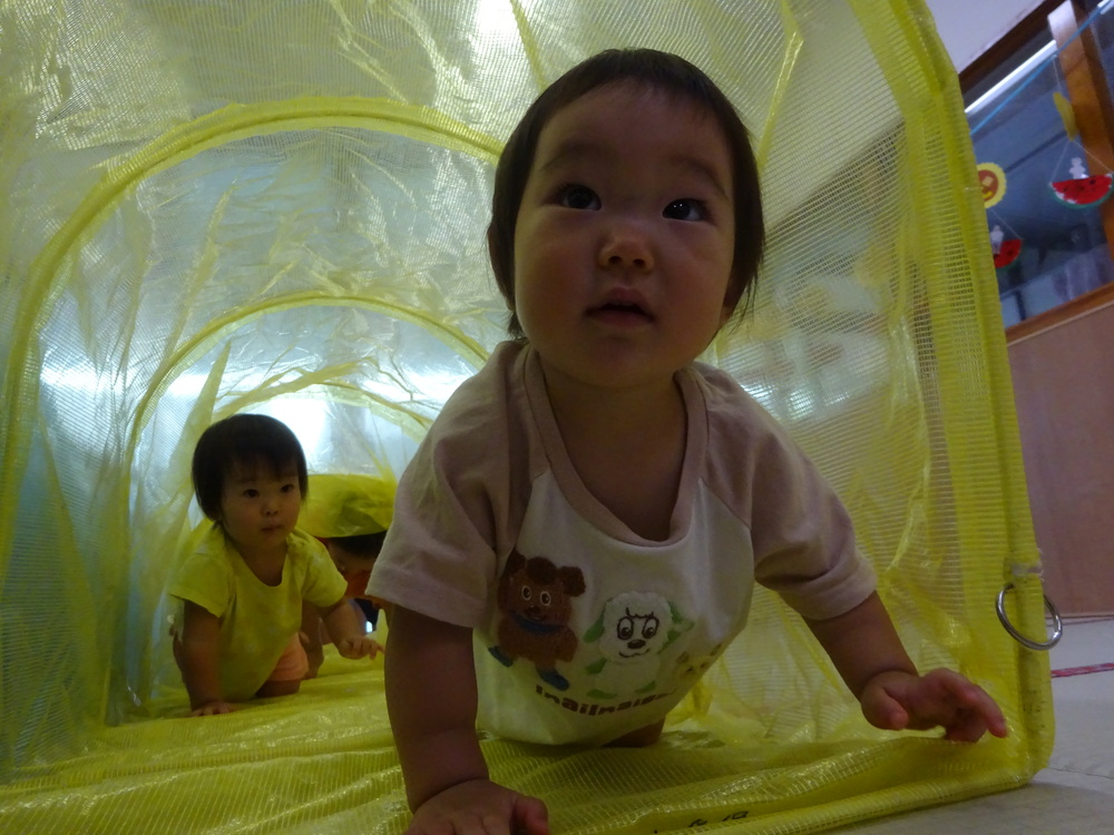 トンネルで遊ぶ子ども (3)